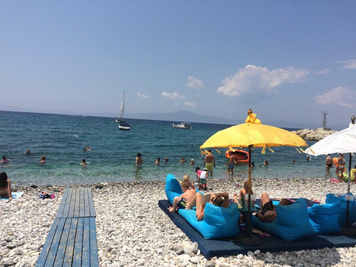 Appartamento Agali 1 Mesonet In Front Of The Sea Akrogiali Esterno foto